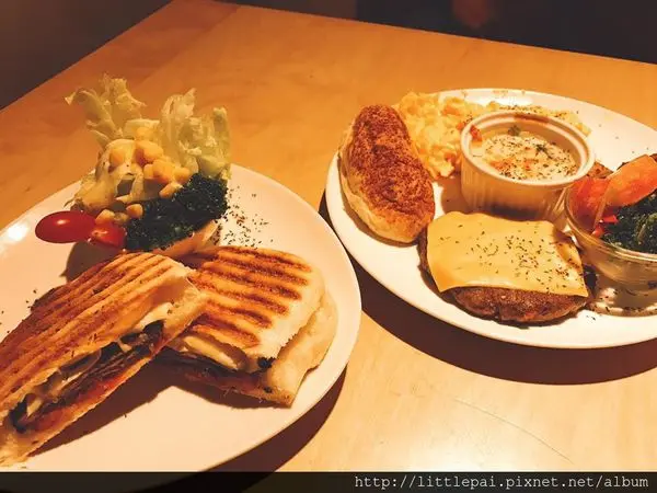 [台北 x 美食] Cafe Vitus 維圖斯 // 南京復興站附近隱藏小店 溫馨舒服 帕尼尼好吃 / 咖啡好喝價位合理! 台北溫馨好店阿!