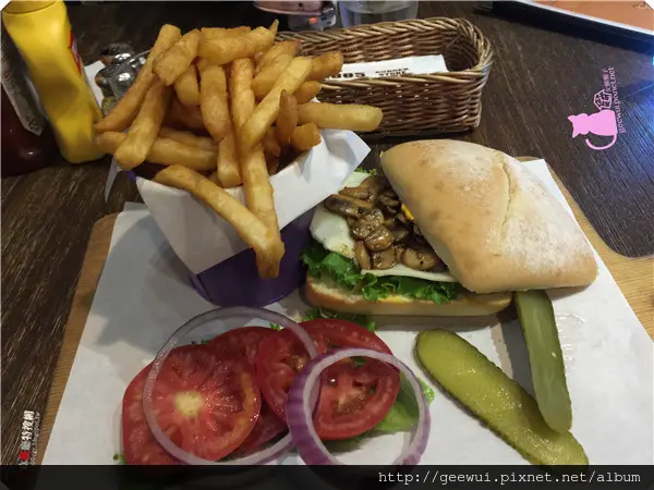 台北採點趣～美味漢堡一手掌握！市民大道美食@1885 Burger 多汁蘑菇蔬菜哈伯蒂起司漢堡好好吃！漢堡就是要夾薯條一起吃啦！        
      