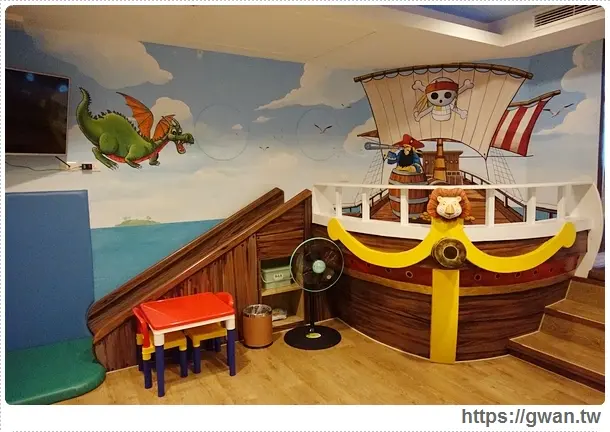 [台南住宿●安平區]  住好運–☆超夯溜滑梯住宿☆面向運河View超棒的主題親子民宿，客廳就是孩子們的小小湯姆龍