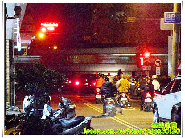 【台南-東區】CP值高的『泡菜』肉燥飯...店內無糖麥茶免費喝到爽!《敲門 辛料理》              