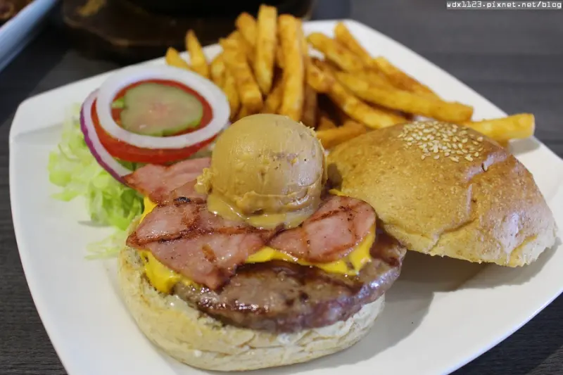 艾可先生漢堡餐廳(逢甲店)✪學生的最❤平價好吃~104.06.03