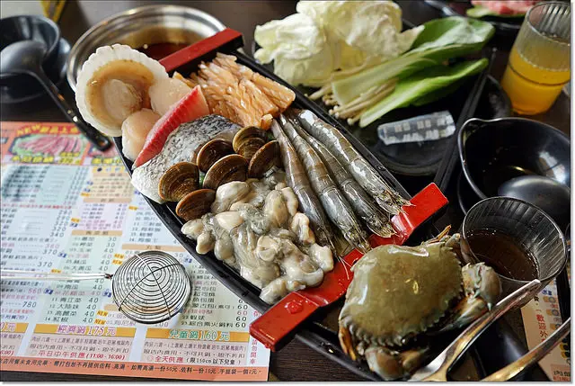 『台中。西屯區』 錢都日式涮涮鍋西屯旗艦店-知名連鎖平價火鍋，極品海龍王海鮮船有八種海鮮澎拜豐富又新鮮好吃，海鮮大船入鍋才560元，還有霜淇淋機自己DIY任你吃到飽，比超商還好吃，自助吧也表現不俗。
