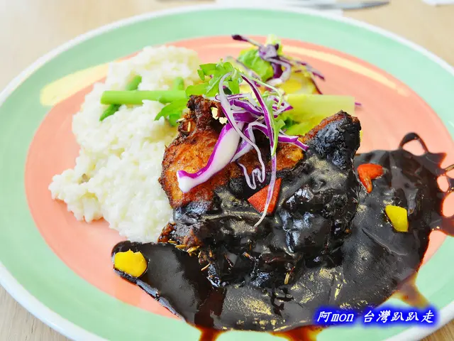 <台中西區>食記:庫克山的阿卡~走過路過都不能錯過好吃的墨西哥巧克力雞腿燉飯，再推薦義大利魔鬼香辣雞腿燉飯