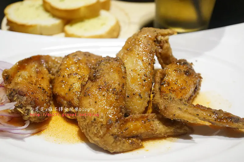 【台北美食】國父紀念館近松菸~哈客廚房義式料理~蜂蜜雞翅必點~整間店就像小小藝術堂港款!!