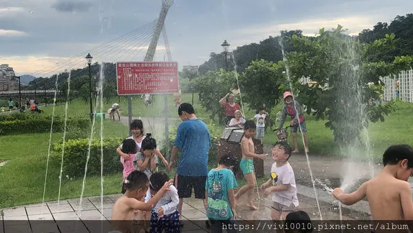 圓圓家出去玩-《新北景點》傍晚散步好去處，《汐止星光橋》徐徐微風，溜小孩、浪漫約會看夜景好所在