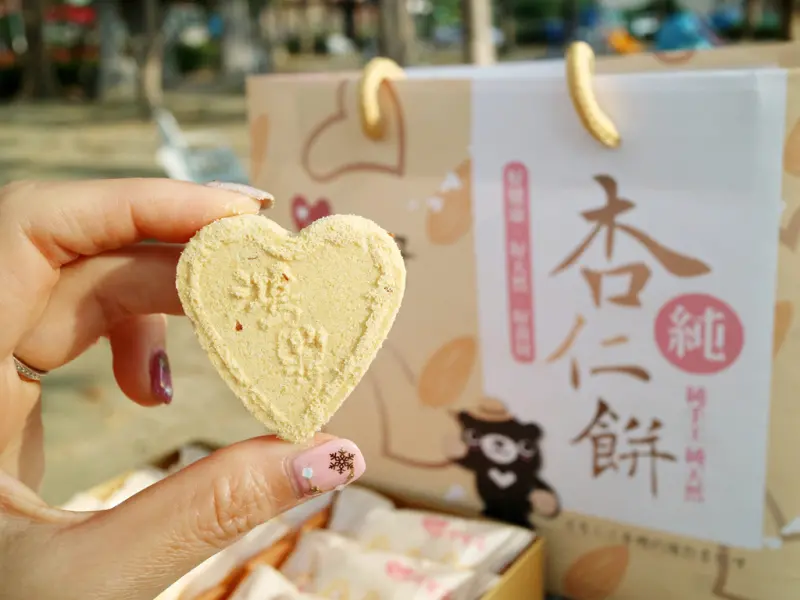 【台中伴手禮】鴻鼎菓子 純杏仁餅。回憶中的老味道
