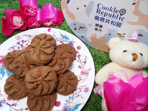 台中甜點美食/豐原人氣排隊餅乾【鴻鼎菓子-曲奇共和國】7種曲奇餅口味。酥鬆低糖;滿足味蕾、入口即化(異國風曲奇餅)椰香黑巧