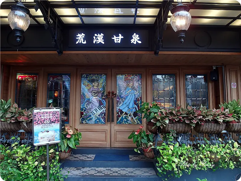 《咖啡館‧台北》公館商圈裡的荒漠甘泉音樂音響主題餐廳，有著原始華麗的美感，精緻收藏展示，帶給賓客們視覺的無限饗宴