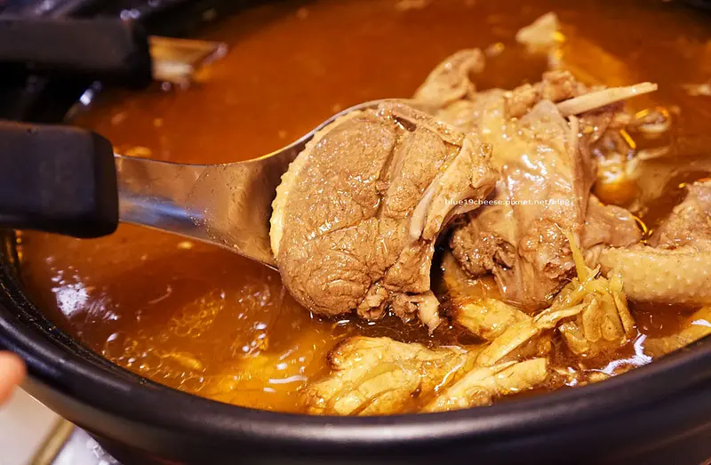 【台中南區】鴨霸王薑母鴨 - 藝品薑母鴨.甘蔗陶鍋熬煮湯頭好好喝.特製沾醬好夠味.在滿是古董藝品內享用暖呼呼薑母鴨