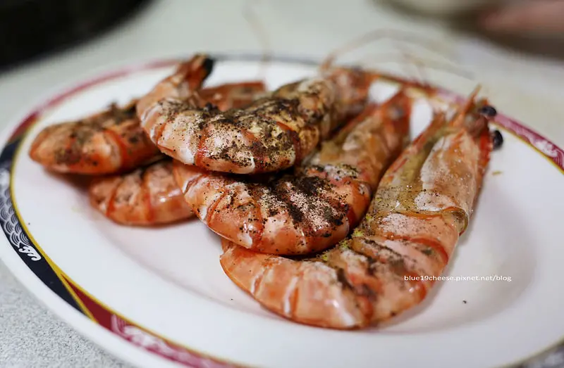 【台中北區】香村燒酒雞 - 大推碳烤海鮮.讓我們意猶未盡的一直加點.還有烏骨燒酒雞暖身.炒麵蛤蜊草蝦必點.隱藏美食.一定要先訂位