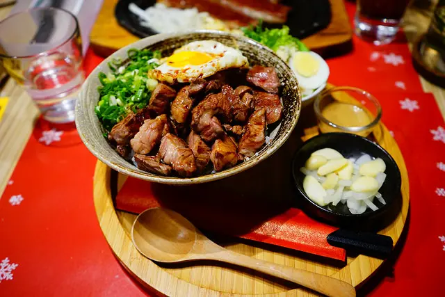 (高雄美食)自強路夜市在地人激推必吃~丹路原塊牛排、厚德福湯包麵食專賣店、正牌白糖粿、玲波重慶小麵、廣合涼麵 