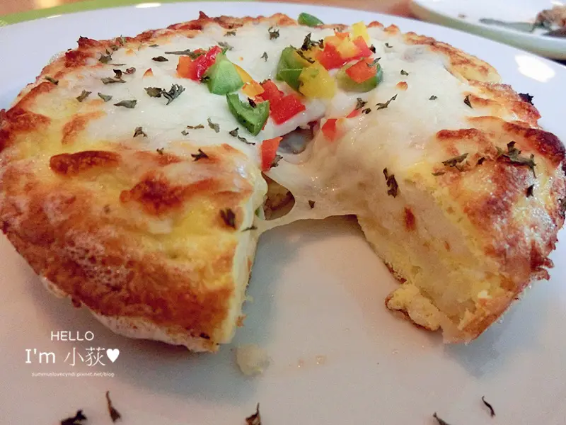 莎嗑蘭女士 Lady Succulents。240元即可享受主餐+田園沙拉+濃湯+麵包+飲料!!!店內裝潢可愛溫馨，單點附飲料也才160!