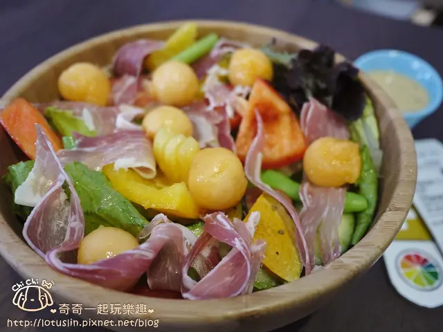 台南 鮮果診所 Juice Clinic 新鮮蔬果汁.生火腿哈密瓜沙拉.莫札瑞拉番茄軟法麵包