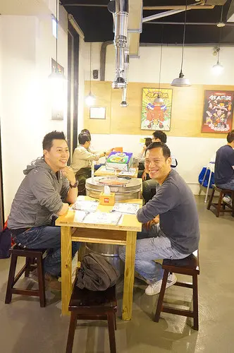 台中美食~置身韓劇裡頭的的汽油桶烤肉場景 蟹歐巴很愛的 狂人肉鋪