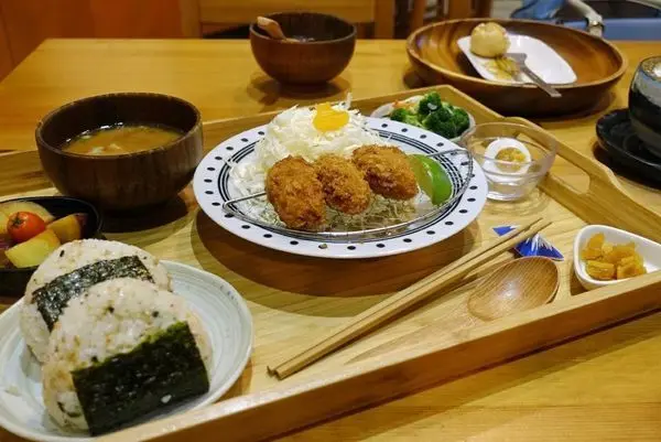 【桃園美食】日和 . まいにち｜飯団定食、娘弁当，溫馨日式家庭料理 / 寵物友善餐廳 / 桃園寵物友善