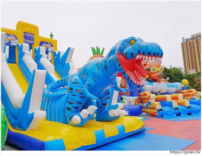 台中恐龍主題氣墊樂園，為期一個月，平日不限時，快帶小朋友來放電吧 ～