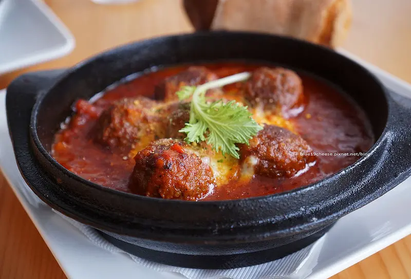 【台中西區】P+HOUSE - POPOVER麵包自家研發.麵芯有雞蛋糕香氣.戰斧豬肋排漢堡義大利麵燉飯早午餐這裡都有.精誠商圈靜謐巷弄中藏美食