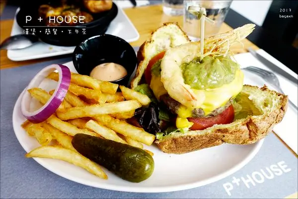 【台中西區】P + HOUSE。漢堡／義大利麵／燉飯／甜點，聚會聊天好所在