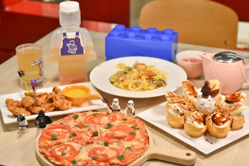  台中樂高積木主題餐廳-找樂子積木咖啡，假日有教學 Nini and Blue 玩樂食記