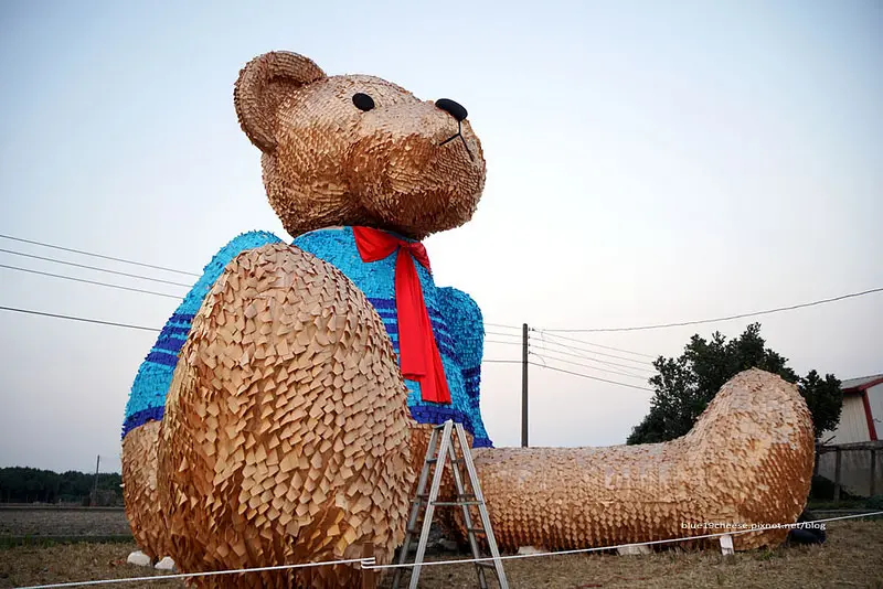 【台中南屯】迷失小熊 地景藝術節 - 你迷路來台中了嗎?預計1/30正式開幕.南屯天順宮旁空地.建議車停天順宮廣場走進來.旁邊油菜花波斯菊正盛開可順便拍照