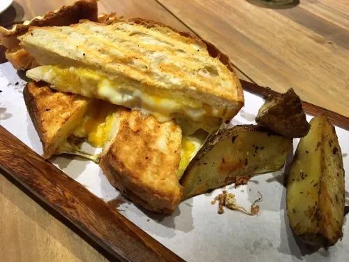 【台北食記】大安區 Miacucina(復興店)●必點牽絲超過20公分的三種起司帕尼尼