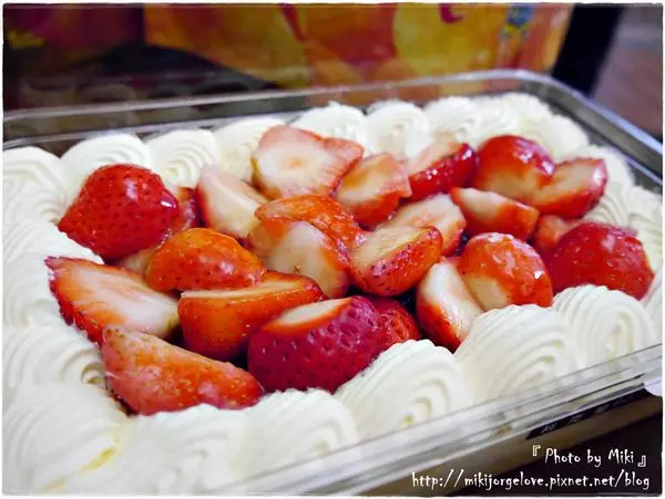 ♥♥♥『食品』會讓心也跟融化了的大份量美好甜點～【好市多。新鮮草莓千層蛋糕】