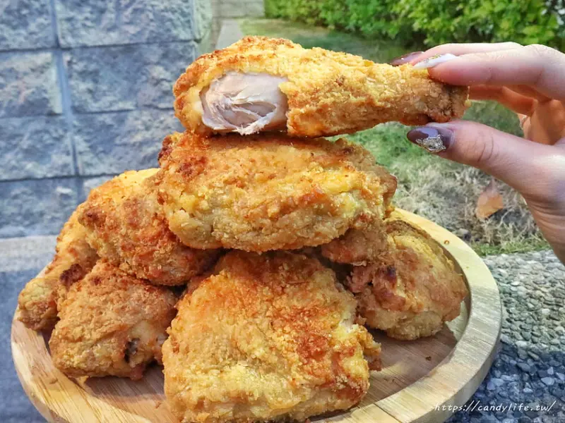 好市多也賣炸雞啦！蒜辣口味只要銅板價，雞腿搭配腿排的組合～