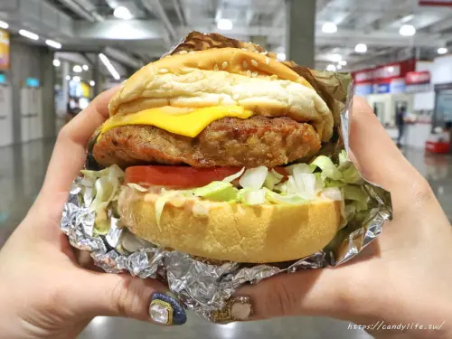 好市多起司牛肉堡新登場！漢堡好巨大，碎洋蔥隨你加，還有飲料喝到飽！