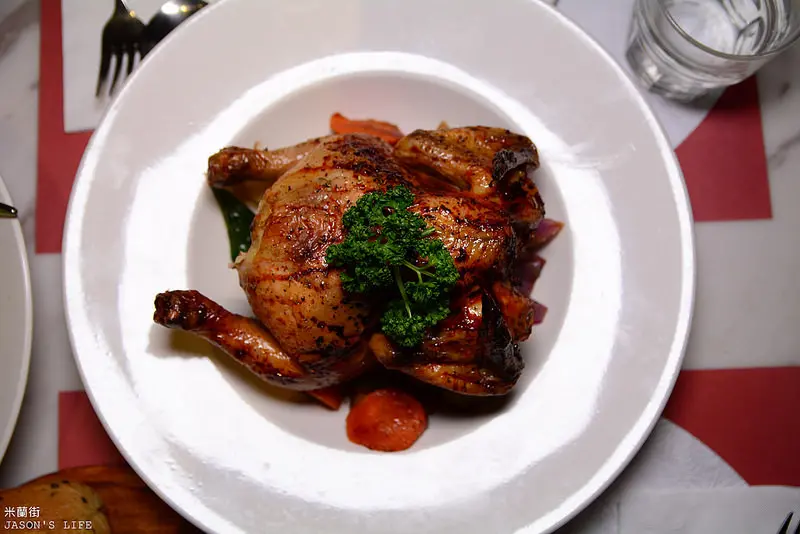 【台中│美食】中科商圈美食推薦，聖誕節聚餐的好去處，烤全雞香嫩多汁，外帶內用都適合，多人分享餐份量足。milano米蘭街義式小館