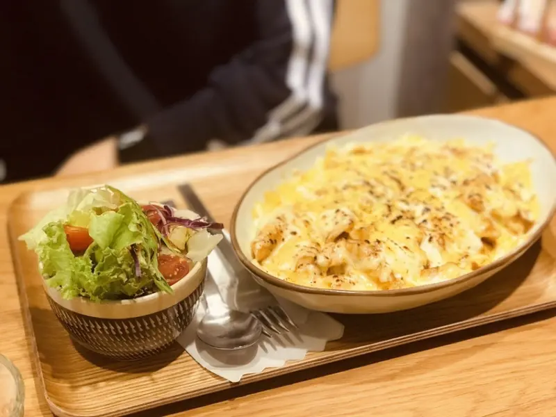 九州鬆餅｜陳皮的日常 九州鬆餅 莓果鬆餅超美味 幸福感十足的確幸小屋 富錦街的日式氛圍 咖喱飯 嫩雞 焗烤飯