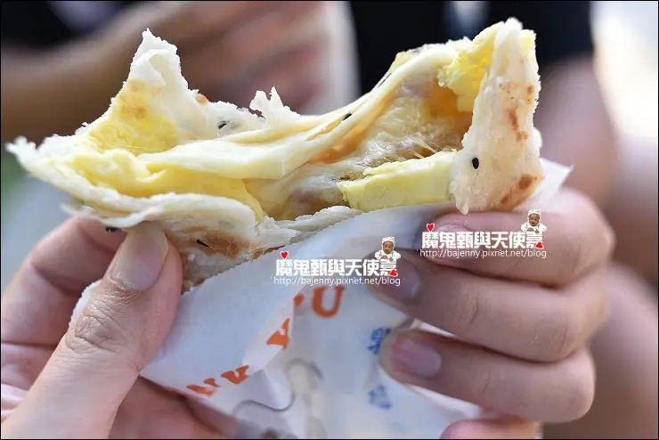 《捷運中和新蘆線/永安市場站美食》鮮味餡餅~傳說中的永和巷弄排隊早餐，會牽絲的酥皮乳酪蛋餅！