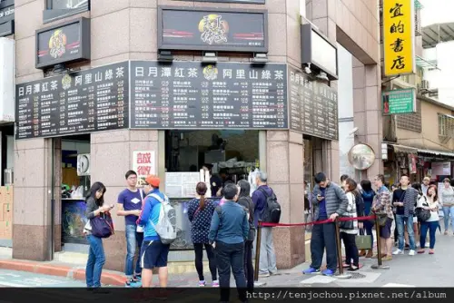 花花，甲飽沒【台北食記】天下佈武日月潭紅茶 師大夜市排隊必喝飲料！