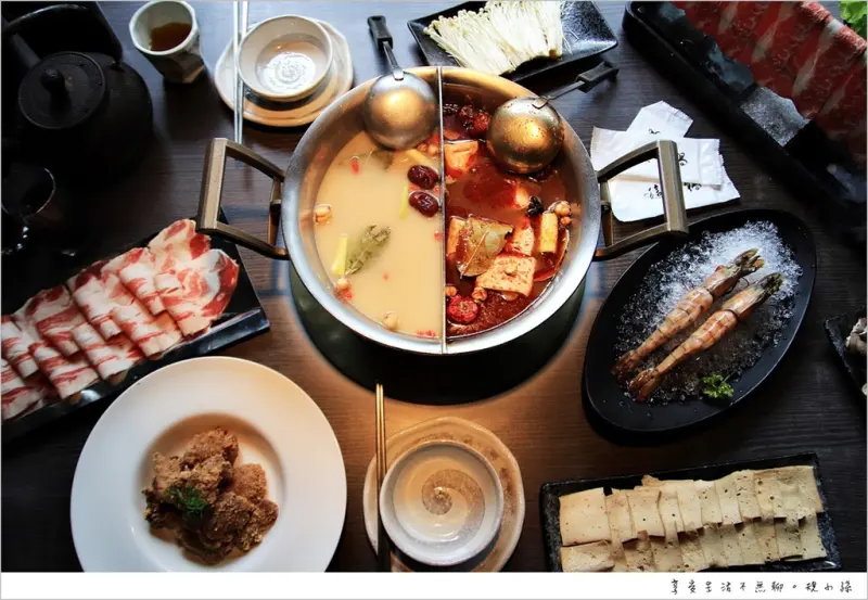 [台中火鍋] 這一鍋皇室秘藏鍋物崇德殿：夏天還是要吃火鍋！天氣越熱越便宜，氣溫35度C 直接65折超划算！滿額還送冒煙的煙囪冰，大推伊比利豬.神仙牛.肥豬蝦.辣滷百頁豆腐，鍋底鴨血豆腐無限續！超好吃！