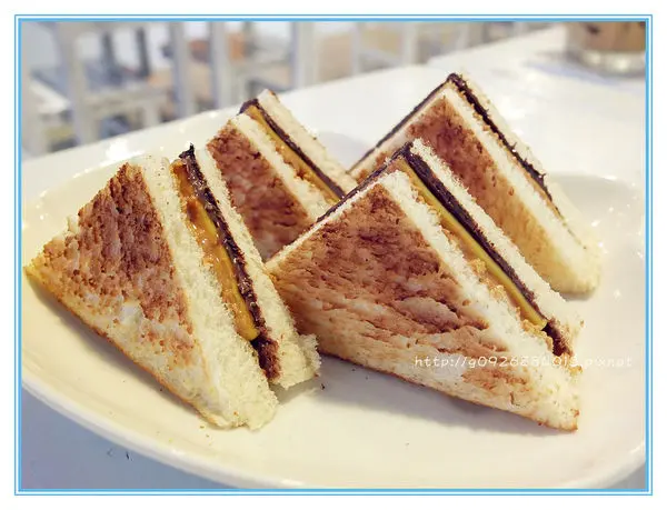 【新北市】板橋區。捷運江子翠站。早午餐。碳烤吐司。吃早餐是一件很酷的事，不管怎樣「就是要吃早餐」 金莎巧克力+起司+福源花生醬碳烤吐司，甜滋滋又好吃 ❤