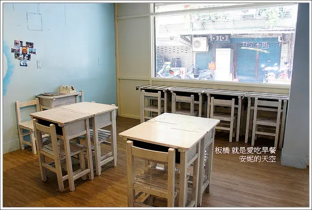 [板橋  就是要吃早餐] 好拍懷舊小學生桌椅 碳烤花生土司 邊吃早餐邊跟老闆旅行去