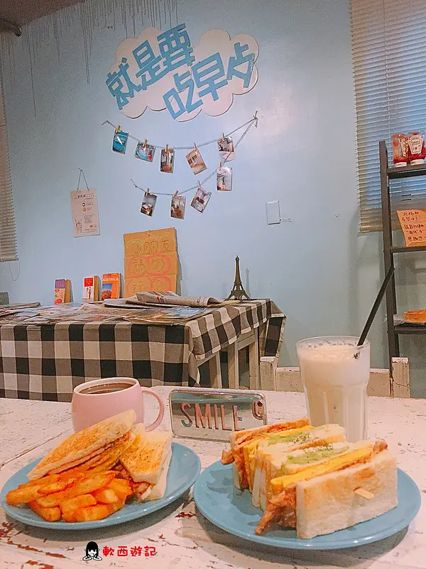 [食記]新北江子翠站 就是要吃早餐 手作碳烤三明治 大份量呷金霸豬排三明治!一天滿滿活力元氣~ 爆漿手打豬排肉蛋吐司 嚴選新竹福源花生醬 旅行風格可愛店面 懷舊小學生課桌椅 板橋早餐/板橋美食/江子翠