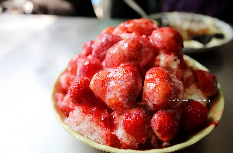 【台南中西區】冰鄉-冬季限定草莓冰.夏季限定芒果冰.一位難求.想吃早點來排隊.超夯台南冰品店.草莓好多喔!看不到冰了啦!開山宮旁