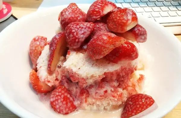 （台南。中西區美食）『冰鄉』季節限定_草莓牛奶冰。嬌豔欲滴的好滋味～        
      