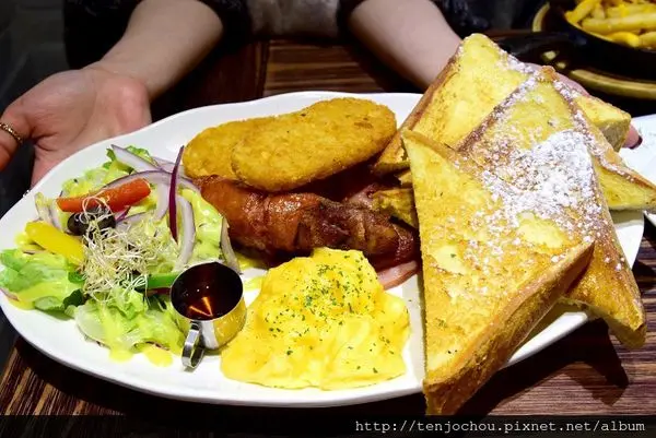 花花，甲飽沒【台北食記】鄰居家 超大份量早午餐推薦！吃一餐飽兩餐cp值好高啊！