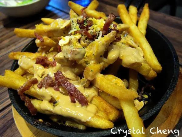 【台北美食推薦】鄰居家 花生系列真的是不得了呀 無敵好罪惡花生公爵薯條怎麼那麼好吃！！(松菸美食 早午餐 下午茶 美式餐廳)