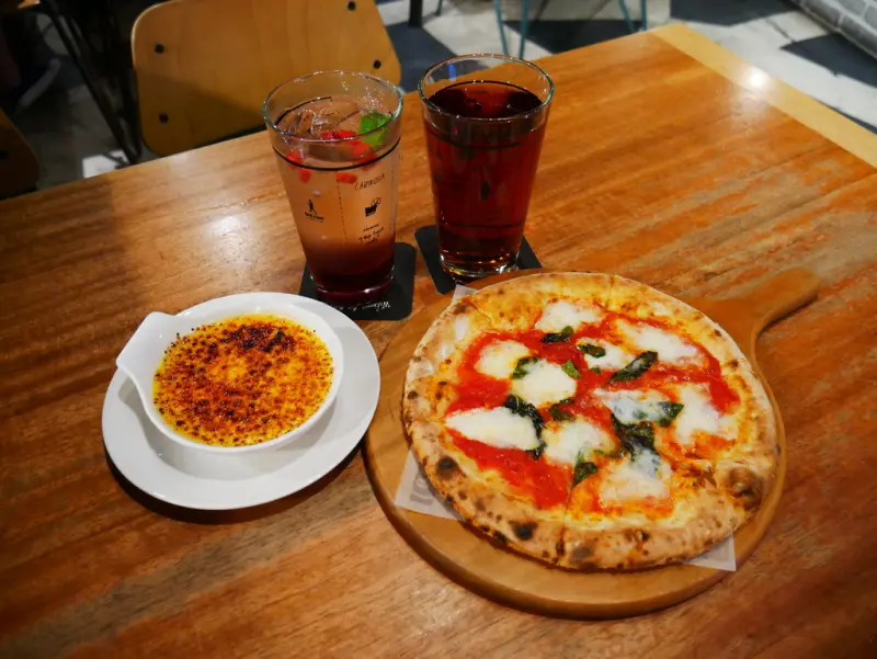 【Angelas日嚐】皮薄肉嫩的炸雞搭配酸爽開胃的泰式酸辣醬，多種義式披薩專賣，台北信義區ATT4FUN美食推薦，捷運象山站，捷運市政府站【Bite 2 Eat 薄多義】