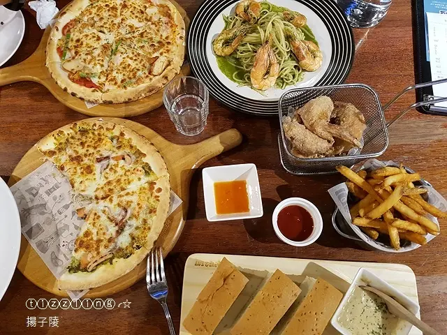 初訪。薄多義義式手工披薩，果然披薩現做現烤好吃～