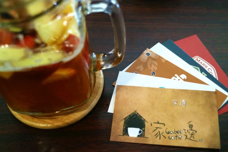 食記►桃園龜山┃家邊Cafe┃桃園山上隱藏咖啡館，文青氣息！濃醇香好咖啡搭配手工創意甜點，帥哥老闆駐店