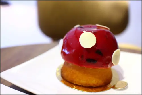 [ 南京三民站美食 ] 葡萄麵包～新增內用空間與輕食，千層派依舊美味