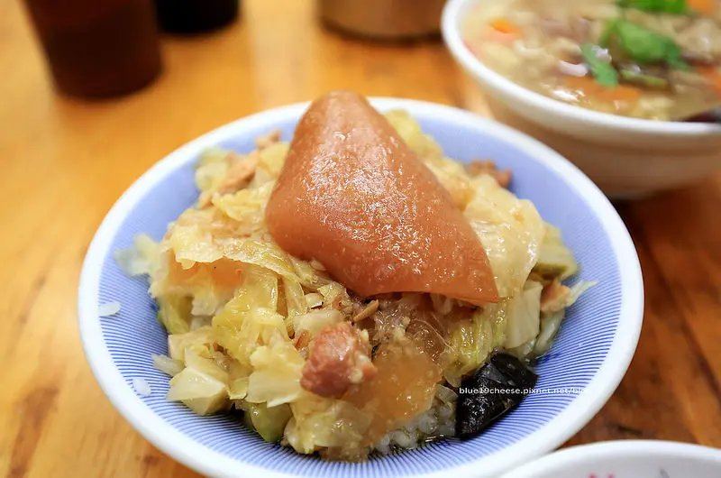 【彰化北斗】正老店阿美香菇高麗菜飯 - 早上六點就有在地美食小吃高麗菜飯筒仔米糕.整片Q彈豬皮蓋住半碗飯.因為阿琴姐休息時間.剛好經過阿美姐高麗菜飯.真是緣份阿.北斗奠安宮對面