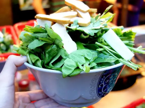 蒙古烤肉+社子+疊疊樂看誰疊得高 + 150元兩人 白飯飲料無限暢飲喔！坐在路邊享受夜市小美食 + 青菜任你夾!!!!!