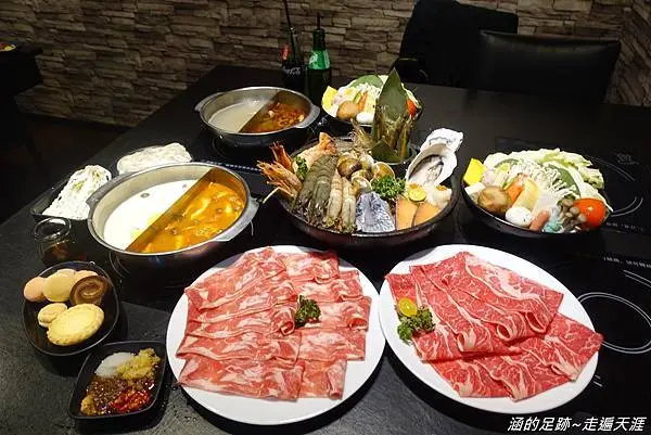 [行天宮火鍋] 極禾優質鍋物 (台北農安總店) ~ 澎湃新鮮雙人海陸套餐，好喝厲害的膠原牛奶湯和胡椒海鮮湯