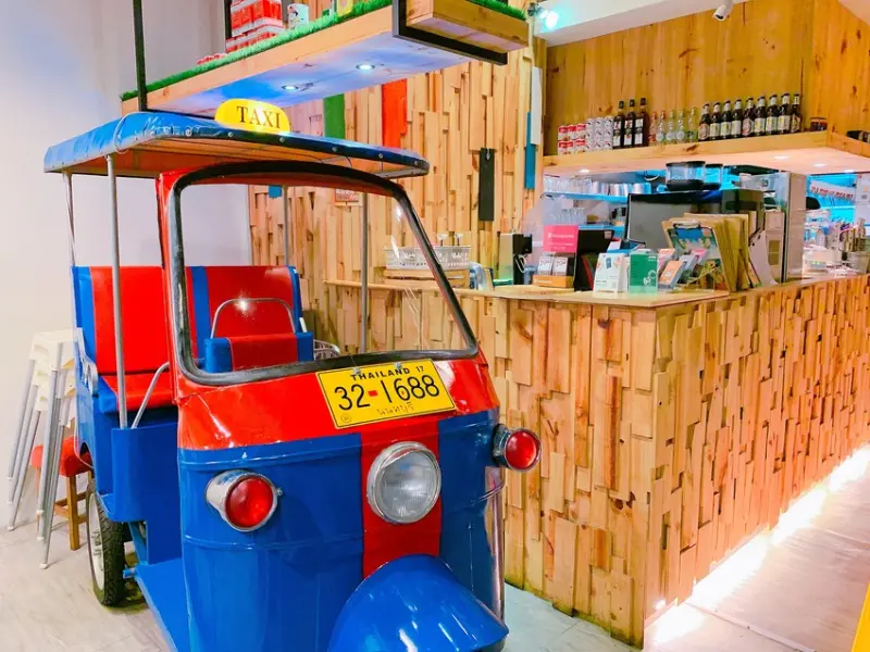 《桃園❤️中壢》圖圖咖啡館，SOGO附近的泰式咖啡館，有可愛的嘟嘟車跟泰式冰球奶茶