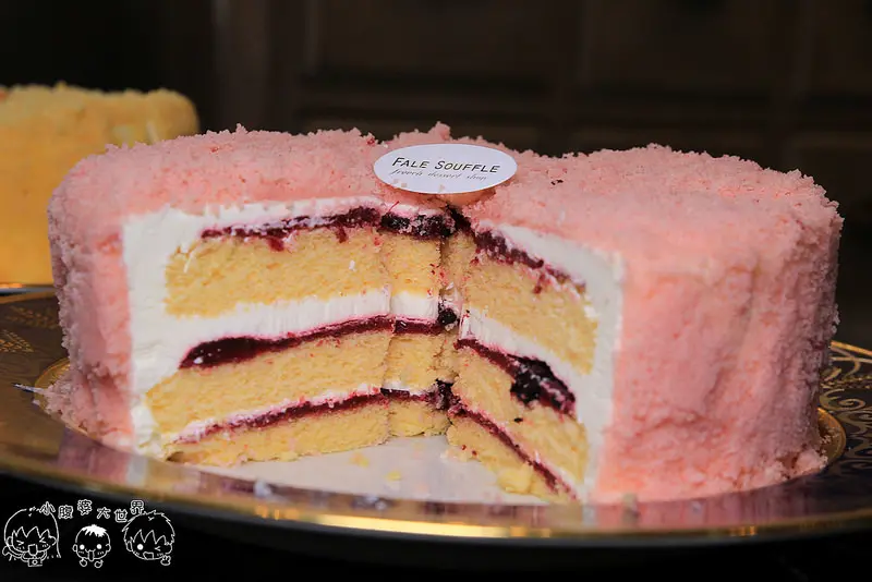 彰化會冒煙的草莓手工千層+隱藏版的粉紅彩虹蛋糕(像冰淇淋一樣綿密的口感)..酸酸甜甜口感好銷魂~限量宅配預定：莓果生乳舒芙蕾(法蕾熊)