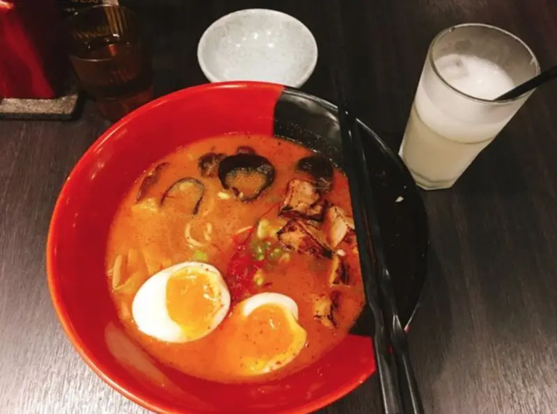 《台北❤️大安》炎神拉麵🍜激辛味噌拉麵加上大塊叉燒肉，配一口味噌炸雞好滿足